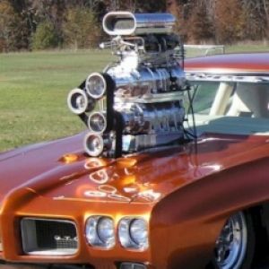 Voiture Musclée Classique avec Superchargeur