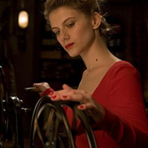 Femme Élégante en Rouge