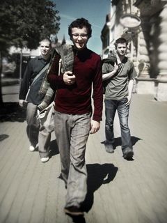 Jeunes Hommes Stylés Marchant