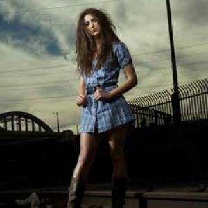 Fille Stylée en Robe Bleue