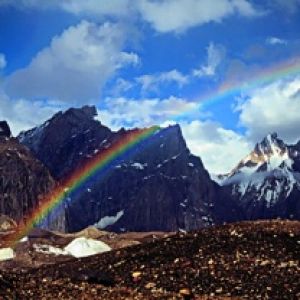 Arc-en-Ciel Majestueux Sur les Montagnes