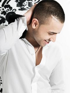 Homme Stylé en Chemise Blanche