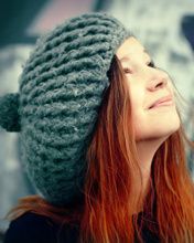 Fille charmante avec un bonnet en laine