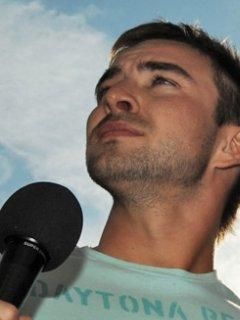 Homme Pensif avec Microphone