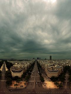 Skyline de Paris avec Nuages Dramatiques