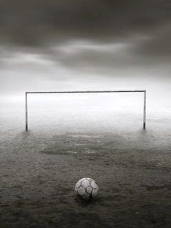 But de Football dans un Paysage Brumeux