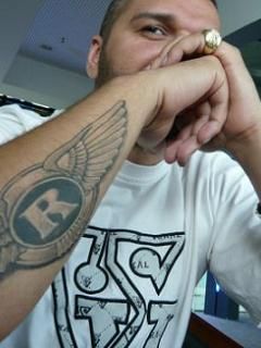 Homme Stylé avec Tatouage