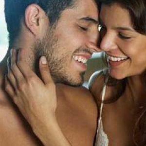 Couple Romantique en Étreinte