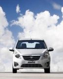 Voiture Argentée Élégante Sous le Ciel Bleu