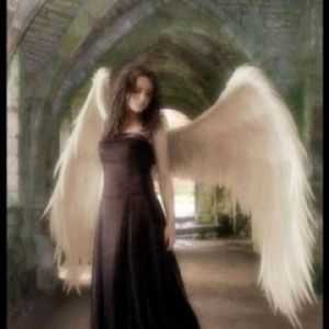 Ange avec Ailes en Robe Sombre