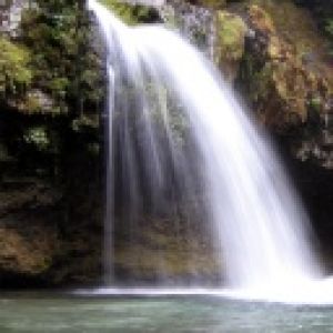 Cascade Sereine dans la Nature