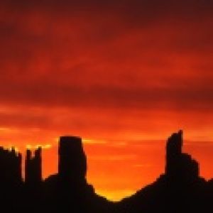 Coucher de soleil époustouflant sur les montagnes