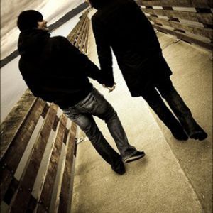 Couple Marchant Main dans la Main