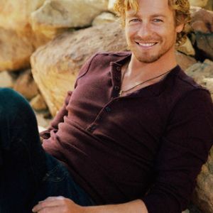 Homme Charmant Se Relaxant en Plein Air