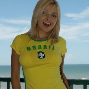 Fille Brésilienne en T-shirt Jaune
