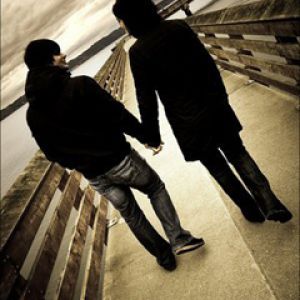 Couple Marchant Main dans la Main