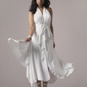 Femme Élégante en Robe Blanche