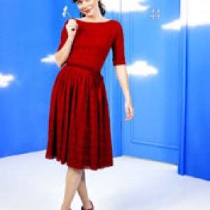 Femme Élégante en Robe Rouge