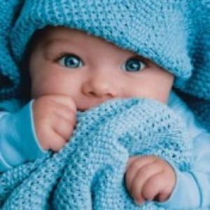 Bébé Adorable dans une Couverture Bleue