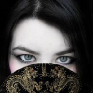 Fille Mystérieuse avec Éventail