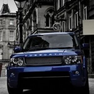 SUV Bleu dans un Environnement Urbain