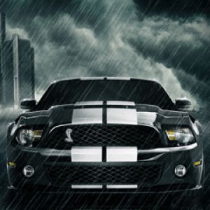 Shelby Mustang sous la pluie