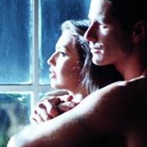 Étreinte Romantique de Couple