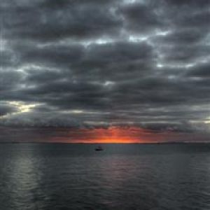 Coucher de Soleil Dramatique sur l'Eau