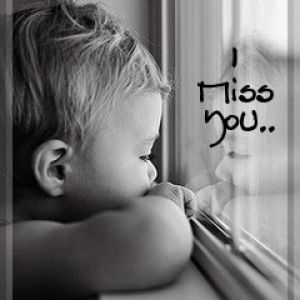 Enfant émotionnel regardant dehors
