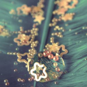 Plume Colorée avec Étoiles