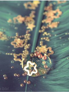 Plume Colorée avec Étoiles