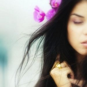 Fille Élégante avec Orchidée