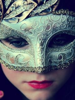 Fille Masquée Élégante