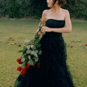 Femme Élégante avec des Roses