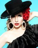 Femme Élégante avec Chapeau Noir