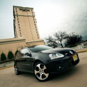 Volkswagen GTI dans un Environnement Urbain