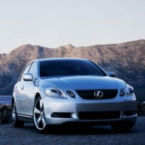 Voiture Lexus dans un Paysage Scénique