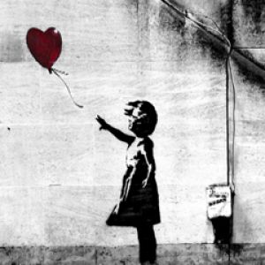 Fille avec un ballon en forme de cœur