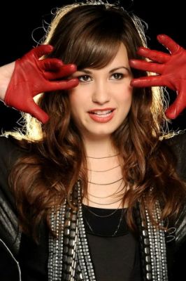 Fille stylée avec gants rouges