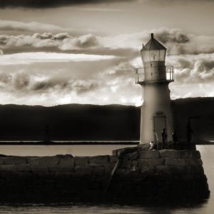 Phare Serein au Crépuscule