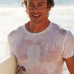 Surfeur Souriant sur la Plage