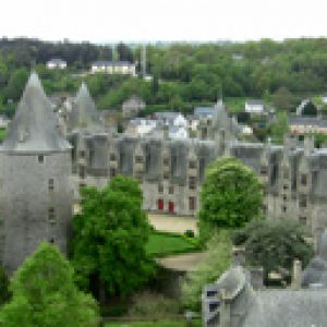 Château historique dans un paysage verdoyant