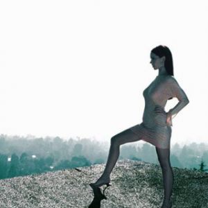 Femme Stylée sur une Colline