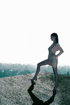 Femme Stylée sur une Colline