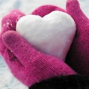 Cœur de neige dans les mains