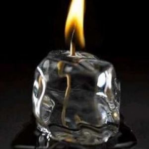 Art du Cube de Glace Brûlant