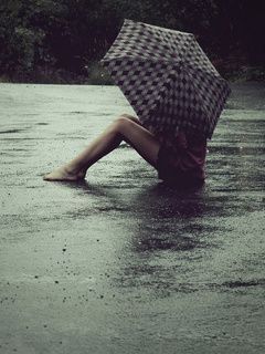 Fille avec Parapluie sous la Pluie