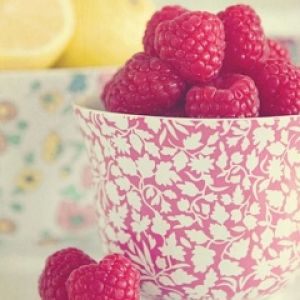 Framboises Fraîches dans un Bol Floral