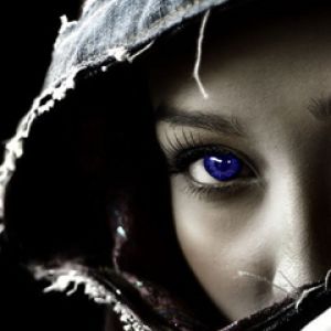 Fille Mystérieuse aux Yeux Bleus