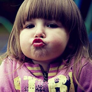 Enfant Mignon Faisant une Grimace Amusante